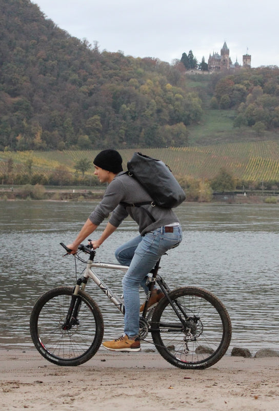 Wasserdichter Fahrradrucksack. Hier am Rhein in Bonn zu sehen.
